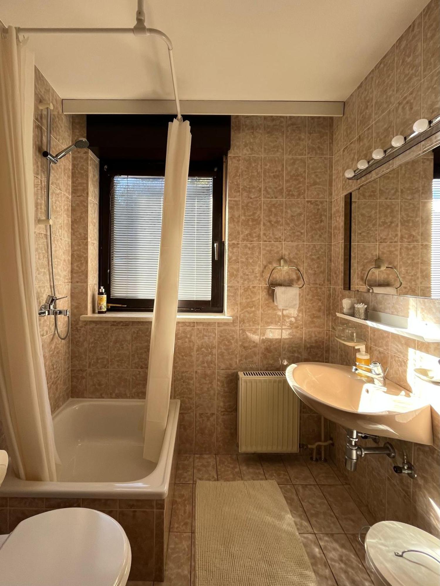 Lakeview Guesthouse & Chalet בלד חדר תמונה